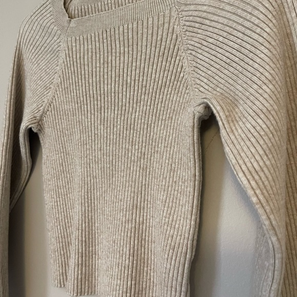 form fitting long sleeve - Picture 2 of 4